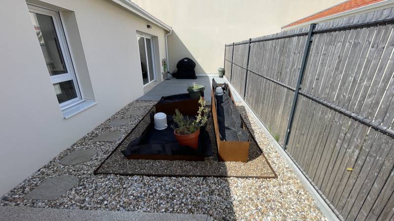 Jardinière et graviers posés à Chatelaillon