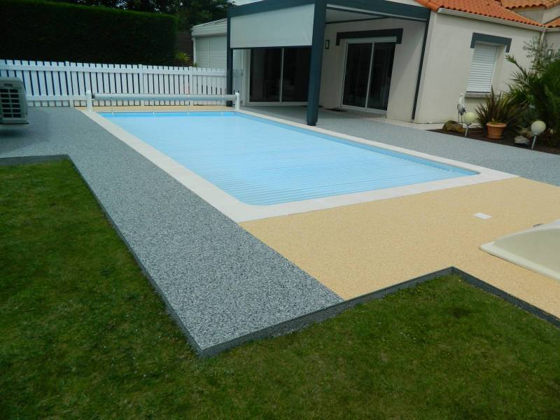 PLAGE DE PISCINE EN MOQUETTE DE PIERRE 