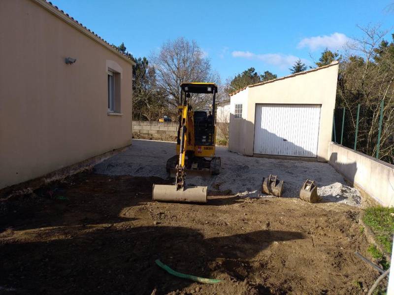 Terrassement pour la pose du béton drainant Chaillé sous les Ormeaux