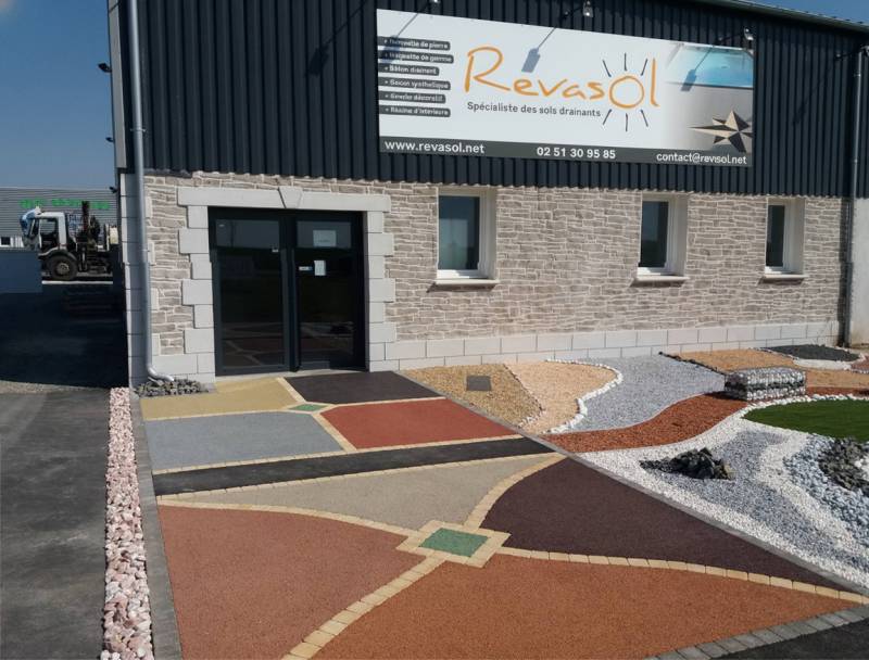 Réalisations de revêtements de sols extérieurs, béton désactivé, béton drainant, moquette de pierre, résine partout en Vendée, Nantes et La Rochelle