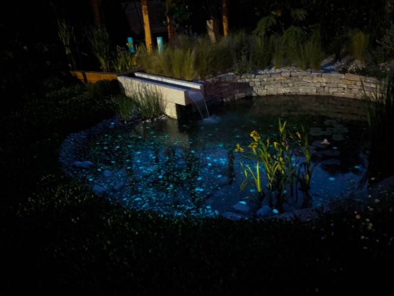 Graviers photoluminescents dans un bassin Nantes