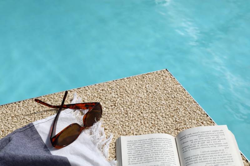 Revaresigne sur bordure de piscine